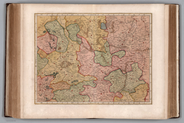 Offenes Buch mit detaillierter Karte von Deutschlands Regionen.