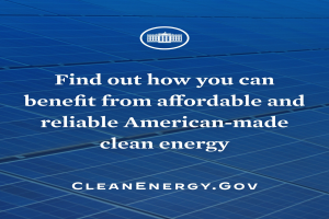 Plakat mit einem blauen Kreis-Logo, das einen weißen Stern und weißen Text enthält, der "Erfahren Sie, wie Sie von erschwinglicher und zuverlässiger amerikanischer Made Clean Energy profitieren können", auf einem hellblauen Hintergrund zeigt.