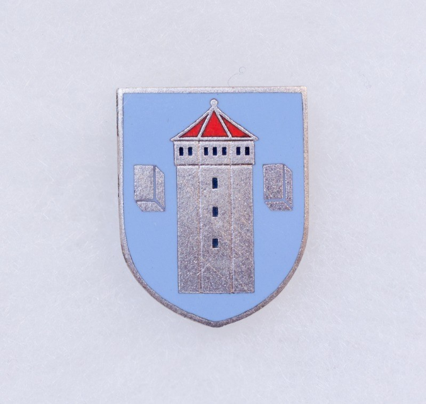 Blau-weißer Emailleabzeichen mit dem Wappen von Stuttgart, einem mittigen Turmdesign, auf einem weißen Hintergrund.