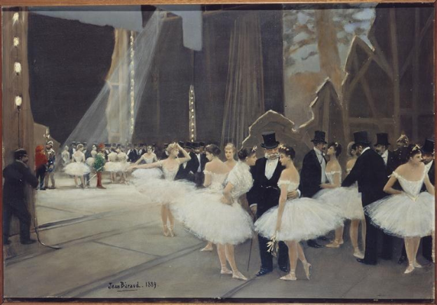 Ein Bild mit dem Titel "Tanz an der Oper" von Jean Beraud aus dem Jahr 1889, das eine Gruppe von Tänzern in weißen Tutus und Hüten auf einer Bühne zeigt, die von Lampen beleuchtet wird und von einem Foto Rahmen umgeben ist.