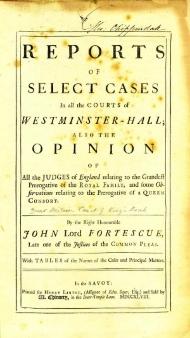 Altes Buch mit dem Titel "Berichte über ausgewählte Fälle in den Westminster-Hallen, auch die Meinung von John Lord Fortescue" aufgeschlagen auf einer Seite mit schwarzer Tinte.